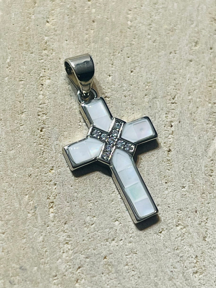 Pendentif croix argenté en Nacre et diamants CZ - les bijoux de Thea