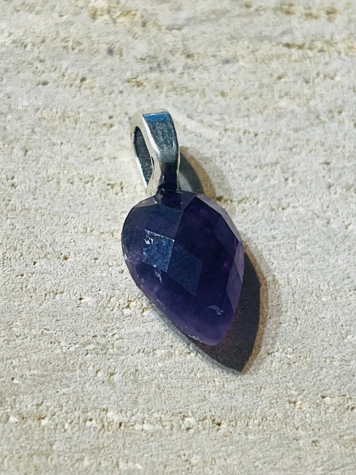 Pendentif en améthyste facettée - les bijoux de Thea