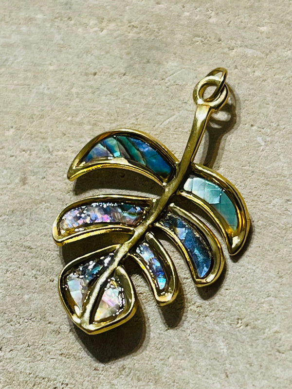 Pendentif Feuille dorée en coquille d’Ormeau - les bijoux de Thea 