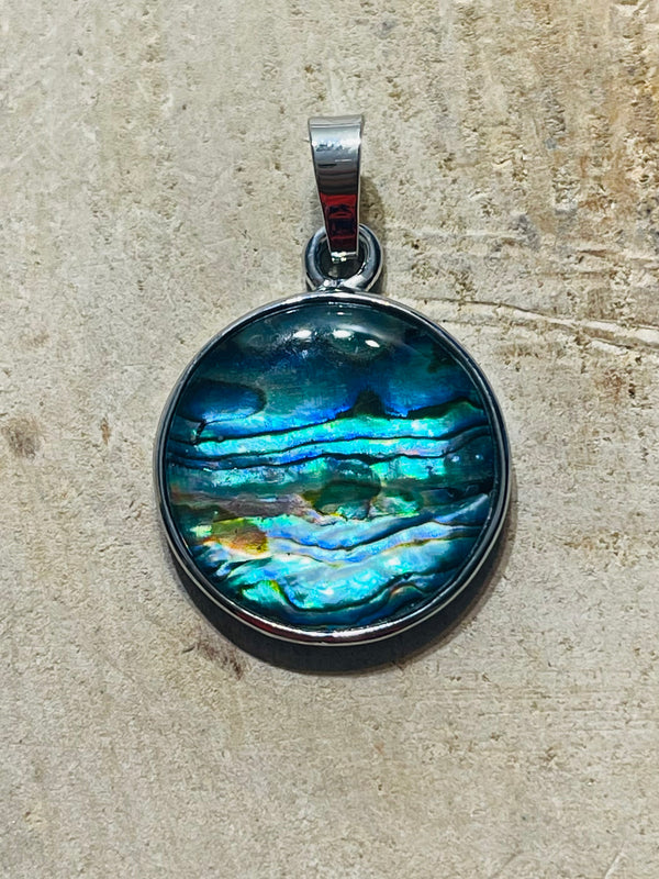 Pendentif rond en coquille d’ Ormeau - les bijoux de Thea 