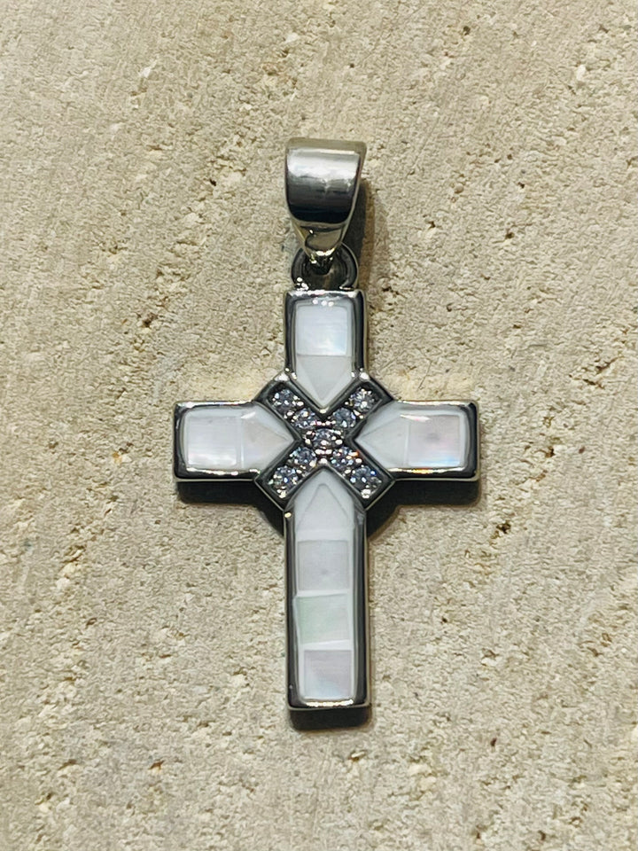 Pendentif croix argenté en Nacre et diamants CZ - les bijoux de Thea 