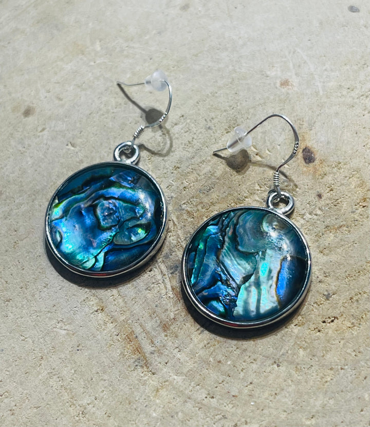 Paire de boucles d’oreilles ronde en coquille d’ ormeau - les bijoux de Thea 