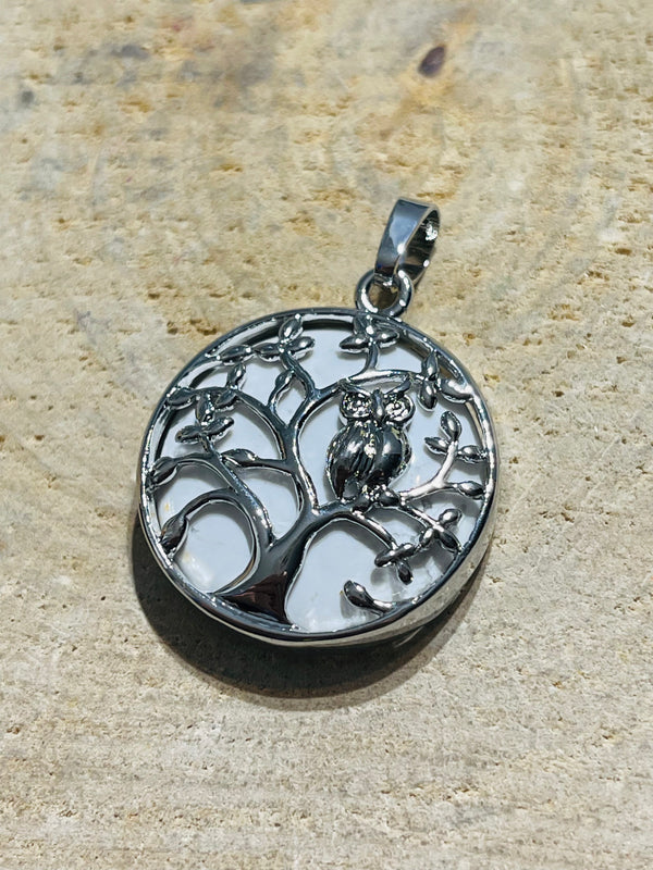 Pendentif en Howlite avec arbre et hibou - les bijoux de Thea