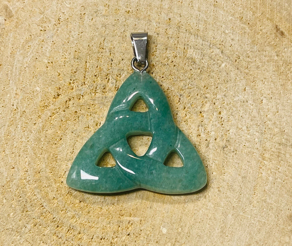 Pendentif symbole Celte Triquetra en Aventurine verte - les bijoux de thea 