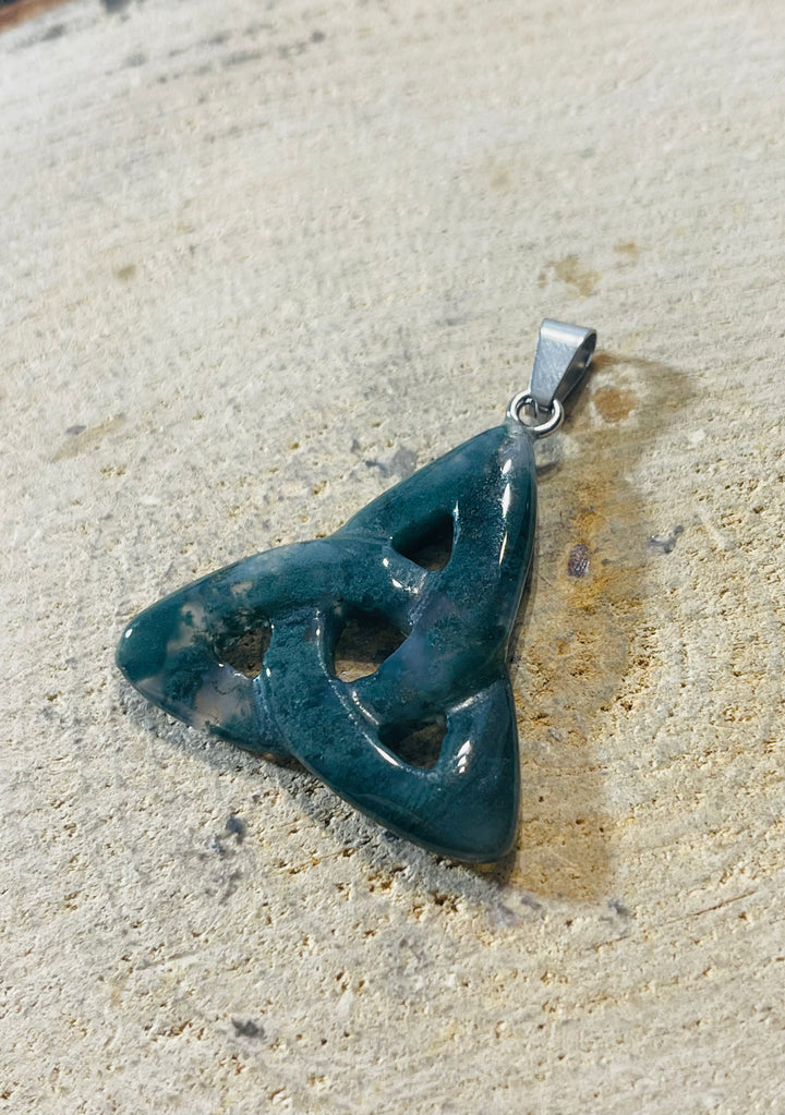 Pendentif symbole Celte Triquetra en Agate Mousse - les bijoux de Thea 