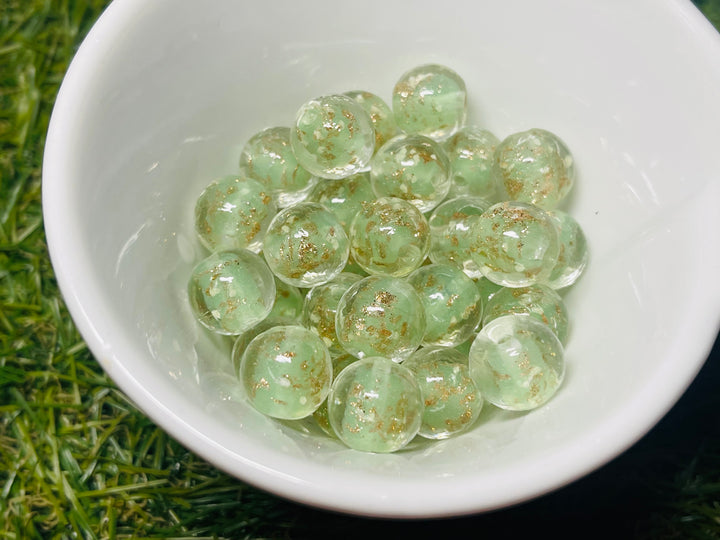 Perles en verre Hotaru d’Okinawa vert clair et paillettes dorées en 12 mm pour bracelet - les bijoux de Thea 