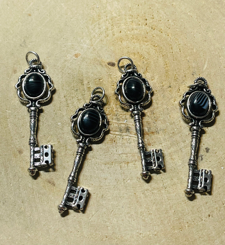 Pendentif en forme de clé et en Agate - les bijoux de Thea 