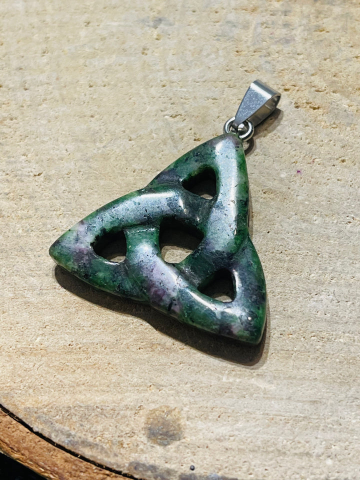 Pendentif symbole Celte Triquetra en Rubis zoisite - les bijoux de Thea 