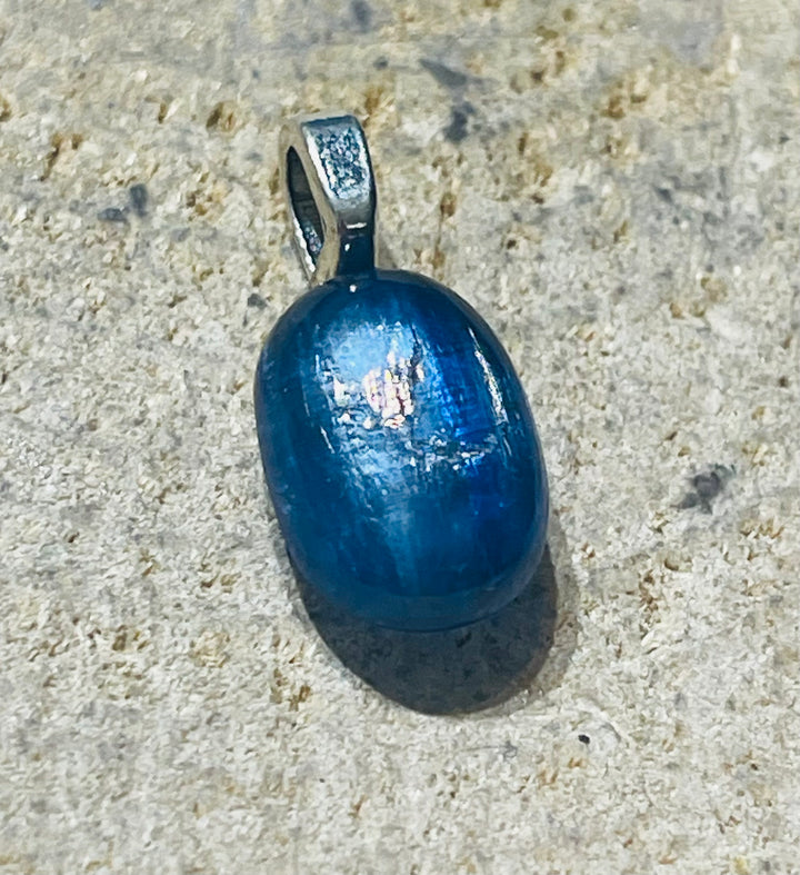 Pendentif serti d'une Cyanite - les bijoux de Thea 