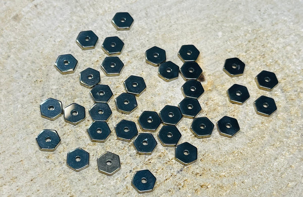 Lot de 20 Perles en Hématite en hexagone - les bijoux de thea 