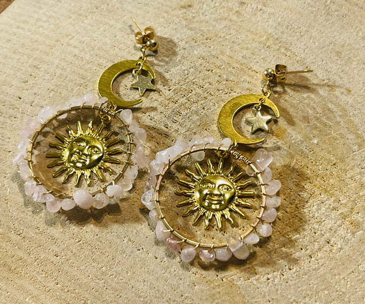 Paire de boucles d’oreille en Quartz rose avec soleil, lune, étoile - les bijoux de Thea 