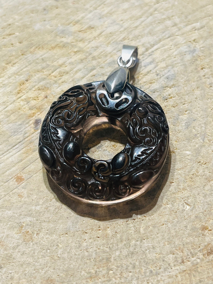 Pendentif donut / pi chinois en obsidienne avec kylin pixiu en relief - les bijoux de Thea 