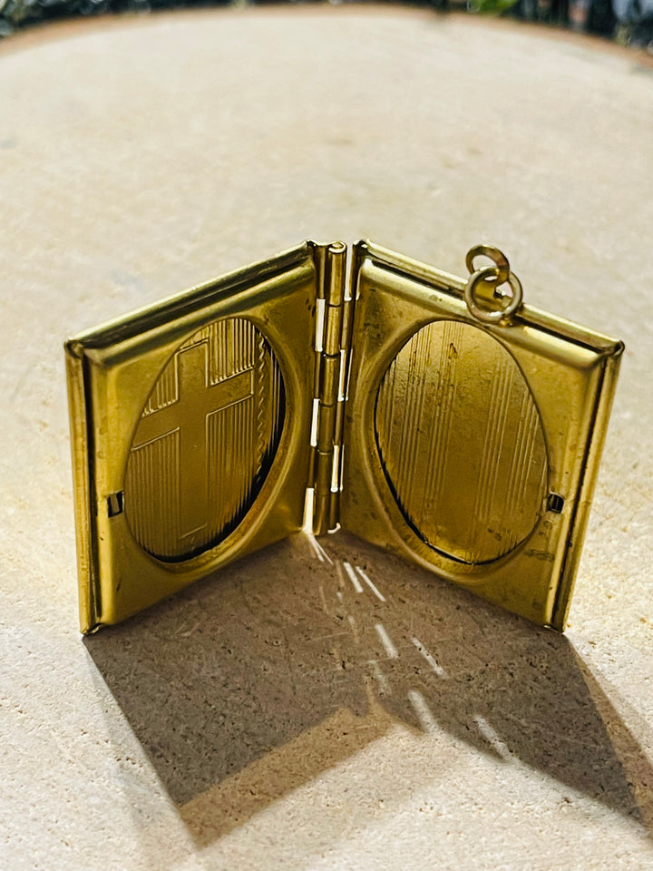 Pendentif double porte photo en forme de livre et avec croix - les bijoux de Thea