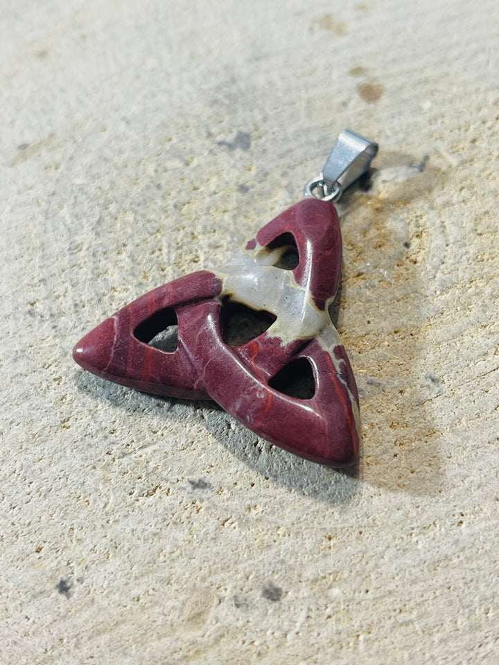 Pendentif symbole Celte Triquetra en Jaspe Rouge - les bijoux de Thea 