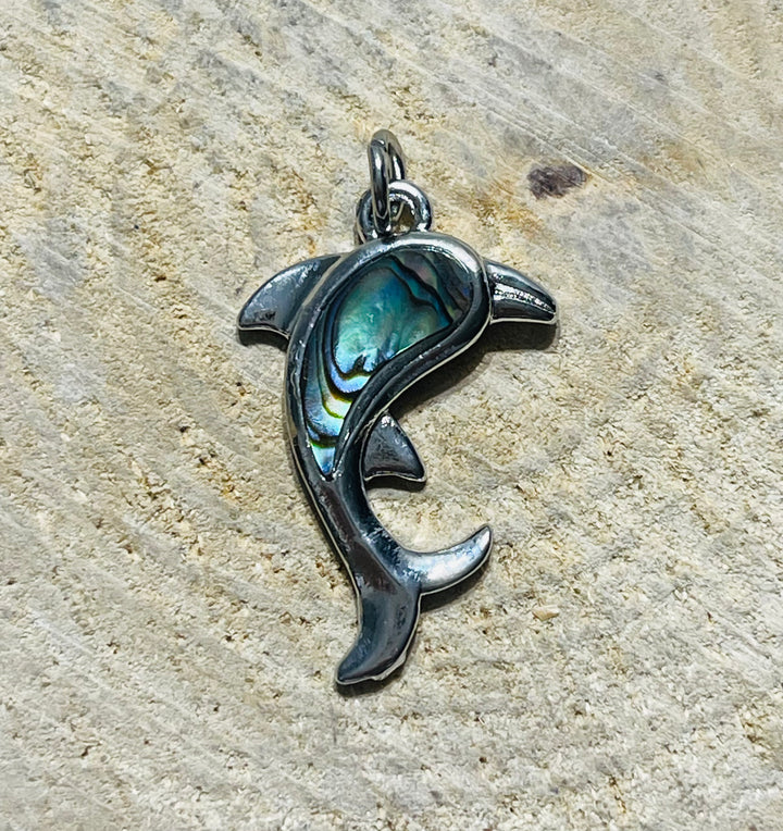 Pendentif Dauphin en coquille d’Ormeau - les bijoux de Thea