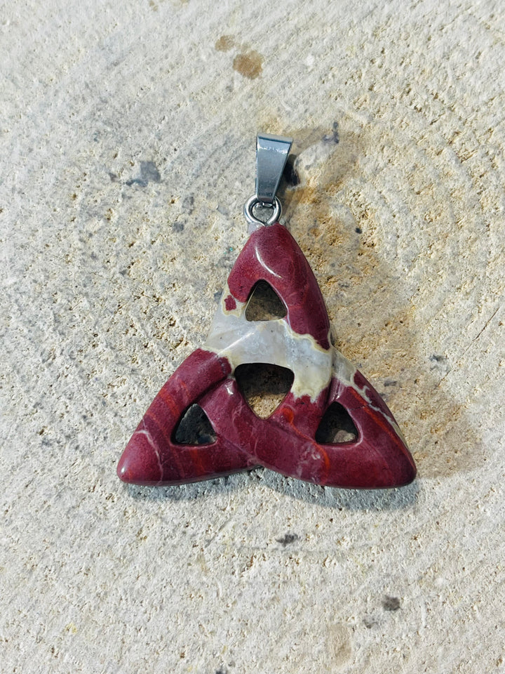 Pendentif symbole Celte Triquetra en Jaspe Rouge - les bijoux de Thea 