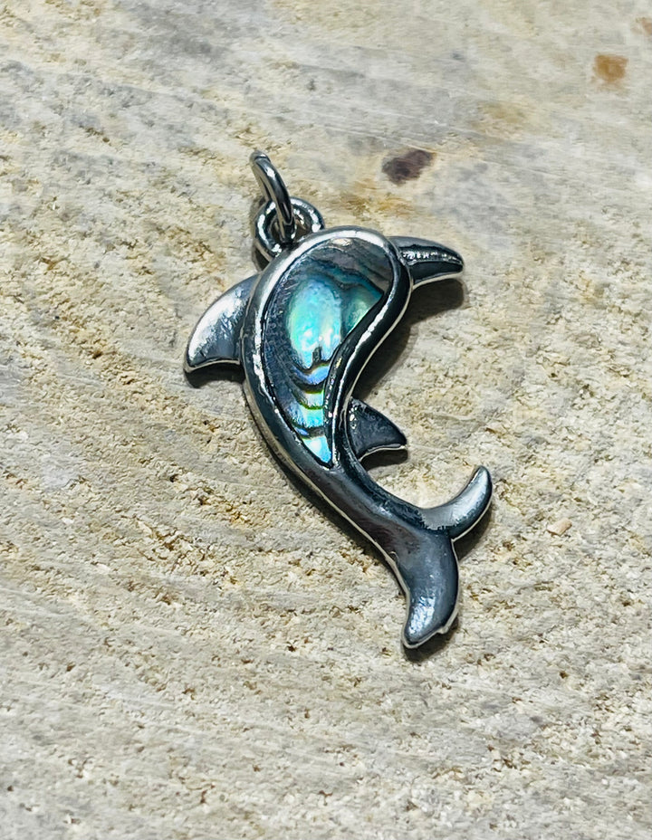 Pendentif Dauphin en coquille d’Ormeau - les bijoux de Thea 