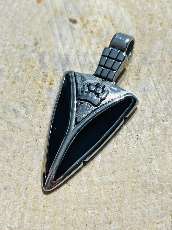 Pendentif représentant une tête de flèche en émail - les bijoux de Thea 