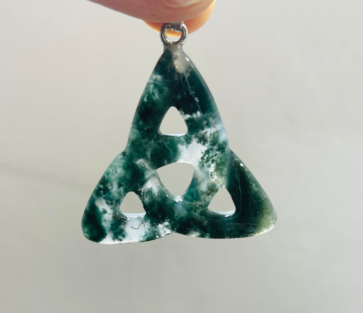 Pendentif symbole Celte Triquetra en Agate Mousse - les bijoux de Thea 