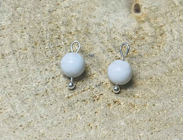 Lot de 5 Breloques en Perles naturelles en Howlite en 6 mm - les bijoux de thea 