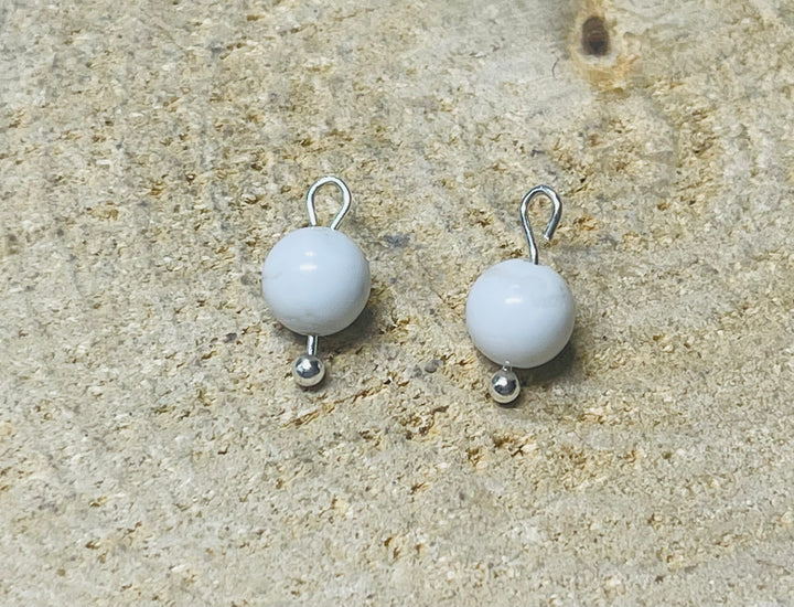 Lot de 5 Breloques en Perles naturelles en Howlite en 6 mm - les bijoux de thea 