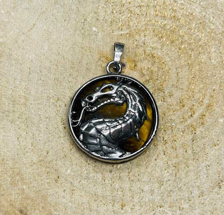 Pendentif en Oeil de tigre avec Dragon - Les bijoux de Théa