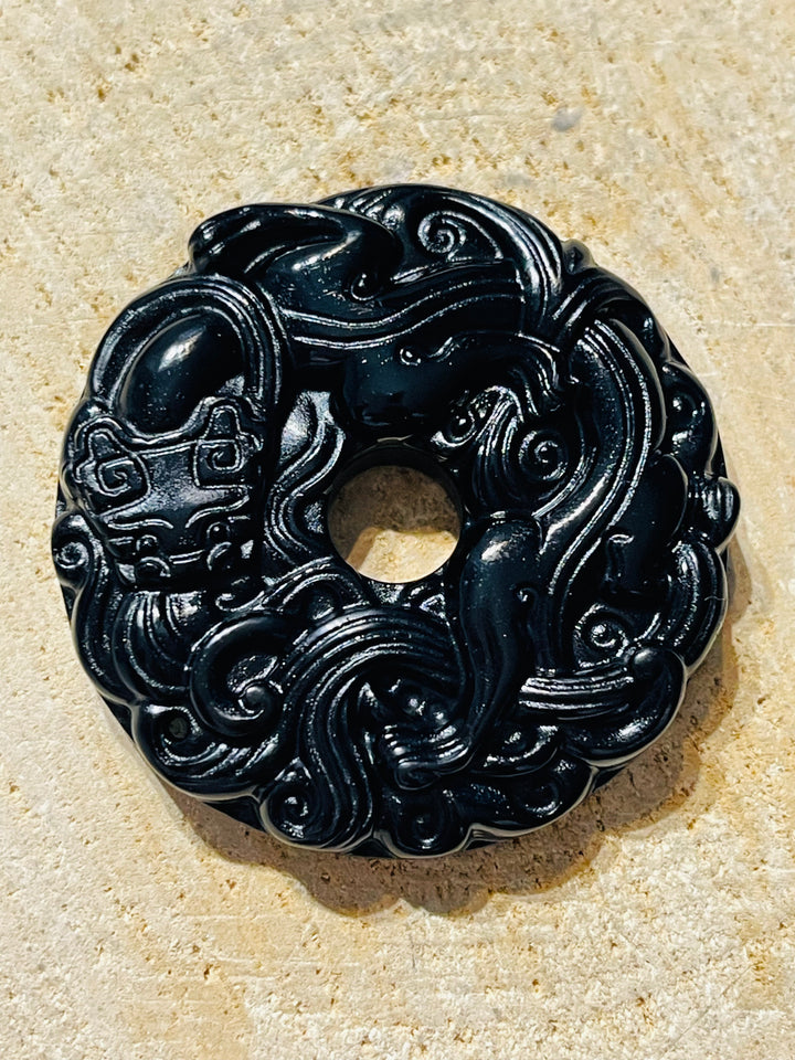 Pendentif donut / pi chinlis en obsidienne avec kylin en relief - les bijoux de Thea