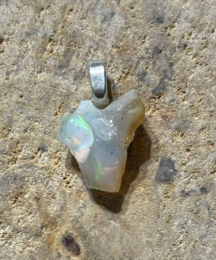 Pendentif en Opale Welo d’Ethiopie brute (3)