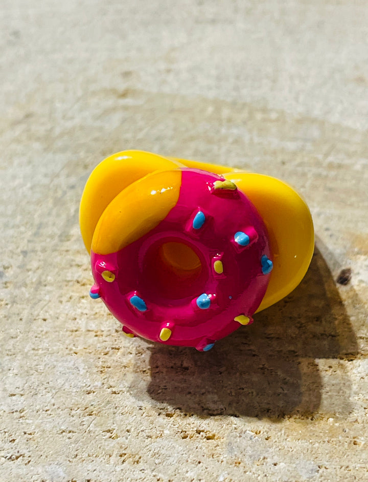 Bague en résine avec donut rose et jaune - les bijoux de Thea 