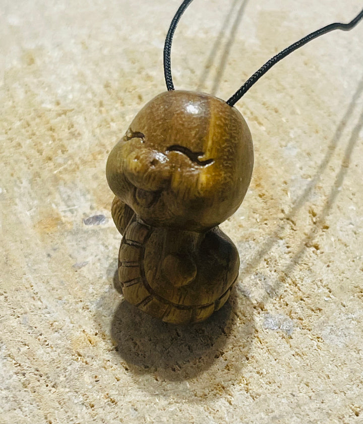 Pendentif / Amulette Serpent en bois de Santal et son cordon - les bijoux de Thea 