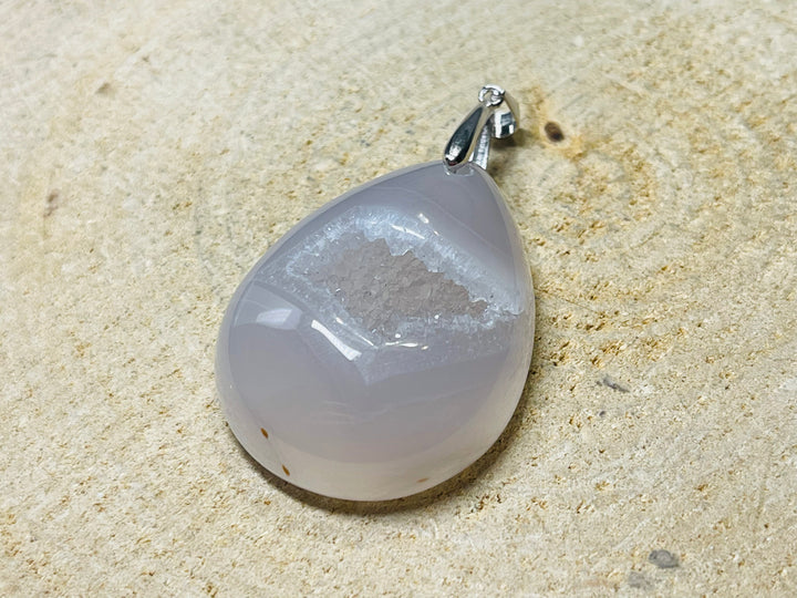 Pendentif en Argent 925 serti d’une Agate druzy - Les bijoux de Théa