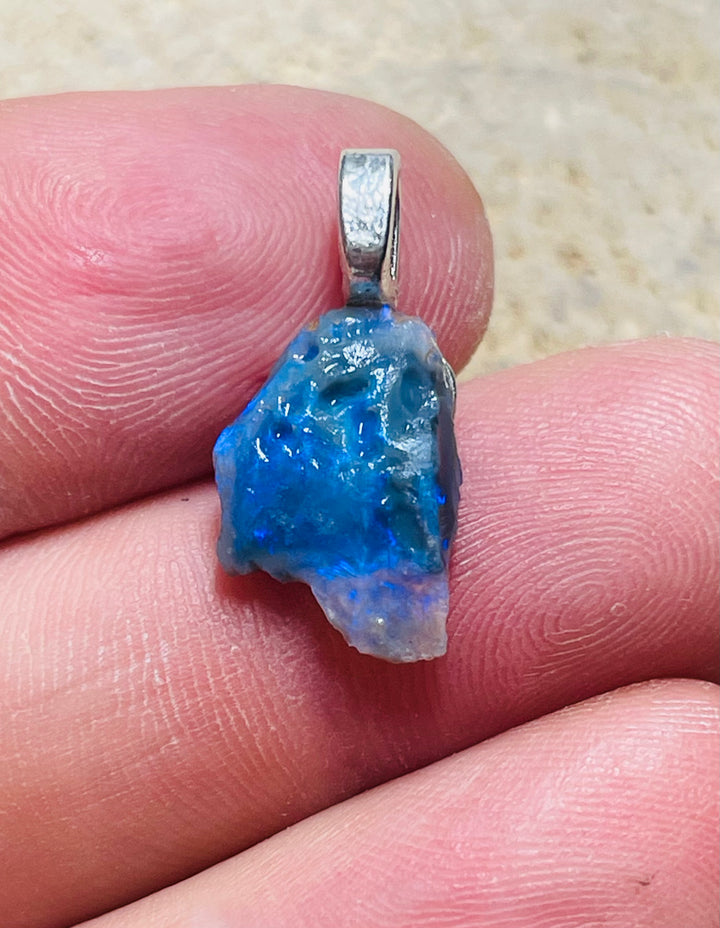 Pendentif en Opale brute d’Australie violette bleue - les bijoux de Thea 