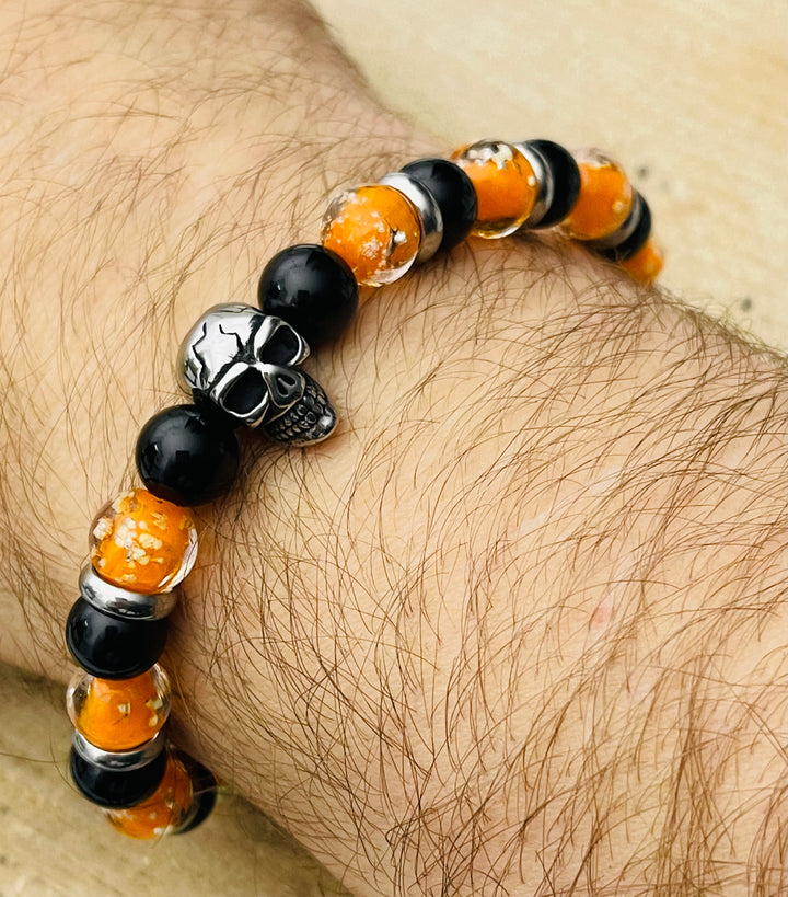 Bracelet en perles Lumineuses orange, Onyx 8 mm et tête de mort - les bijoux de Thea 