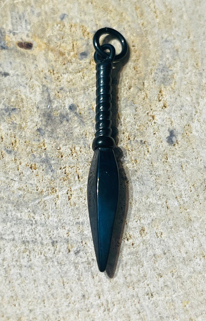 Pendentif Lance, couteau en acier inoxydable noir - les bijoux de Thea 