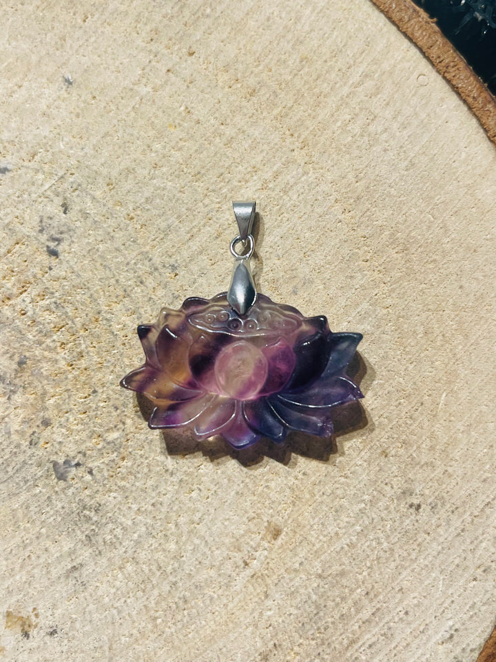 Pendentif serti d’une Fluorite en forme de lotus (2) - les bijoux de Thea