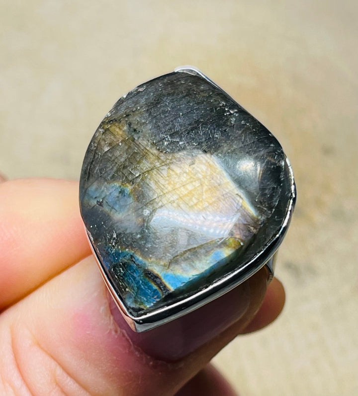 Bague sertie de Labradorite, taille réglable (3) - les bijoux de Thea 