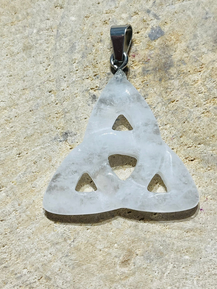 Pendentif symbole Celte Triquetra en Cristal de roche - les bijoux de Thea 