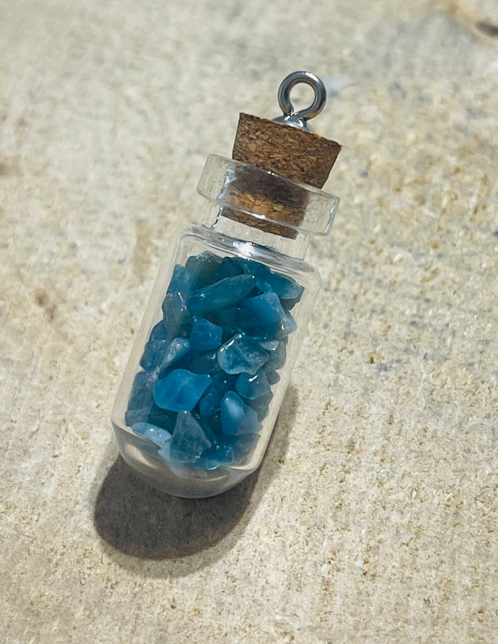 Fiole remplie de pépites en pierre naturelle Apatite - les bijoux de Thea 