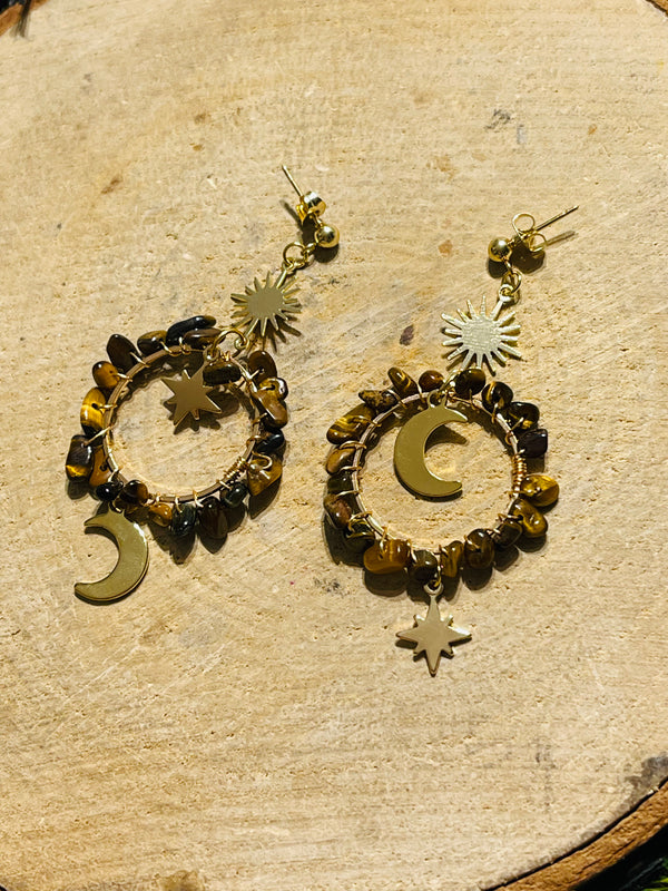 Paire de boucles d’oreilles en oeil de tigre avec soleil, lune, étoile - les bijoux de Thea