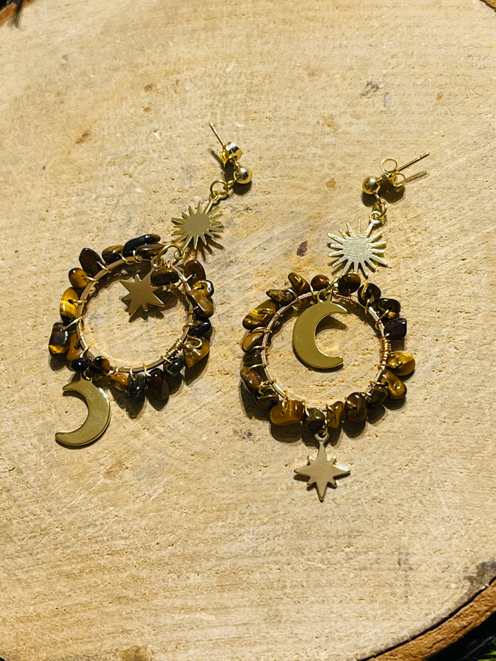 Paire de boucles d’oreilles en oeil de tigre avec soleil, lune, étoile - les bijoux de Thea