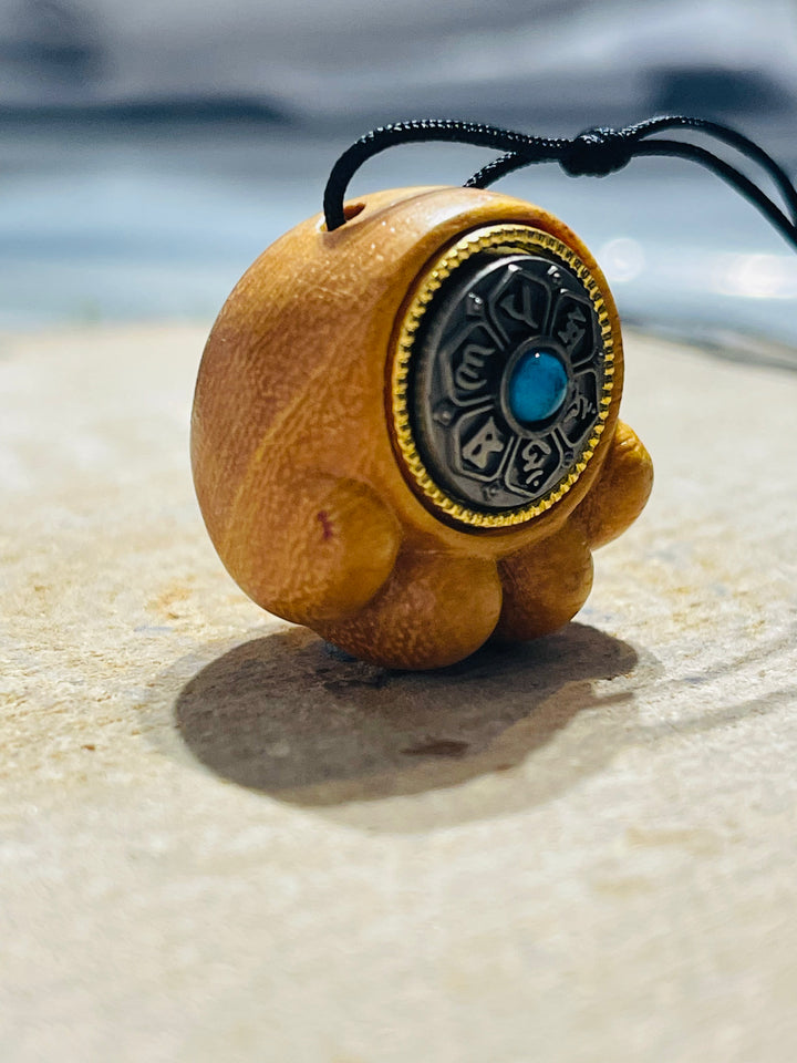 Pendentif / Amulette patte de chat en bois de Santal avec roue en mantra - les bijoux de Thea