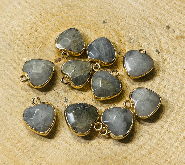 Pendentif / Breloque doré en Labradorite en forme de cœur - les bijoux de Thea 