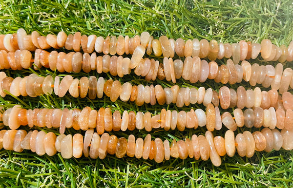 Perles naturelles chips / pépites en Pierre de Soleil en 5-14 mm (fil de 40 cm) - Les bijoux de Théa