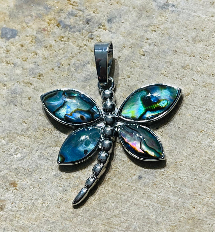 Pendentif Libellule en coquille d’Ormeau - les bijoux de Thea 