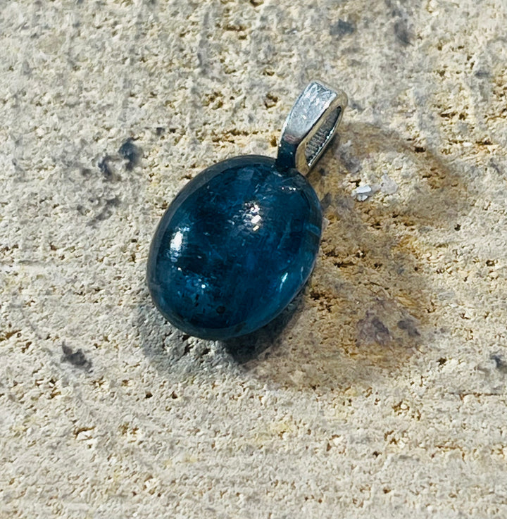 Pendentif serti d'une Cyanite - les bijoux de Thea 