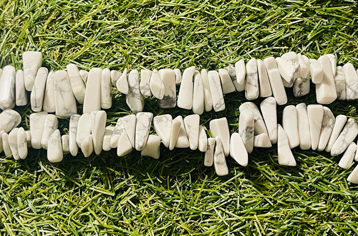Perles naturelles chips / pépites en Howlite en 12-20 mm (fil de 40 cm) - les bijoux de Thea 