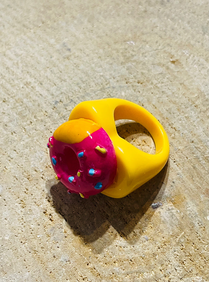 Bague en résine avec donut rose et jaune - les bijoux de Thea 