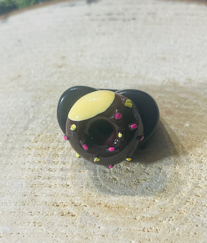 Bague en résine avec donut marron et jaune - les bijoux de Thea 