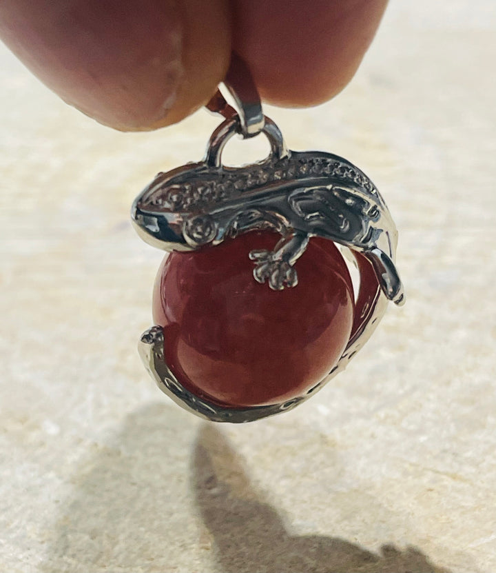 Pendentif en forme de lézard avec une boule en cornaline qui tourne sur elle même - les bijoux de Thea 