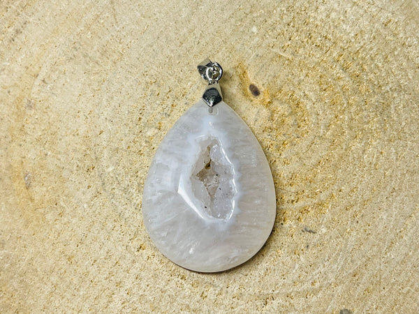 Pendentif serti d’une Agate druzy